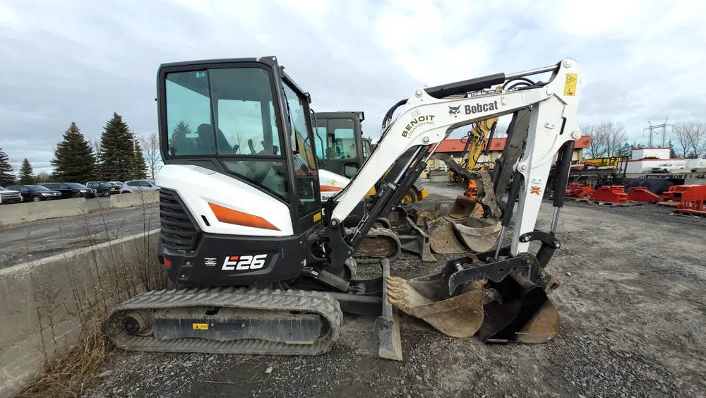 Mini-pelle Bobcat E26 sur un chantier en espace restreint