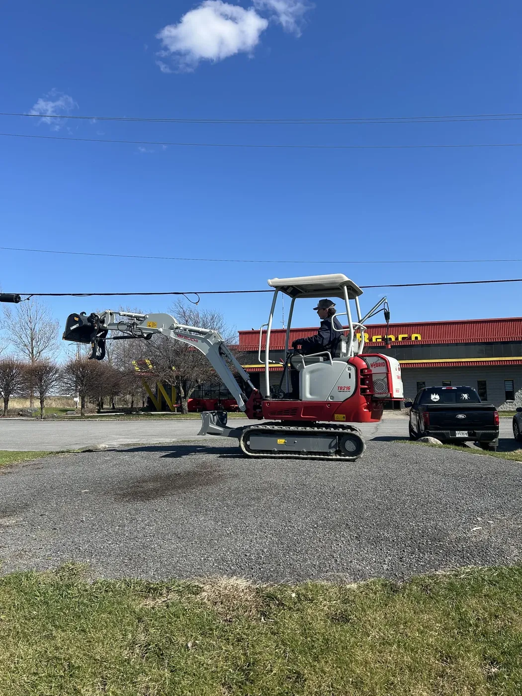 Mini-pelle Takeuchi en location avec ou sans opérateur chez Benco & Location Benoit
