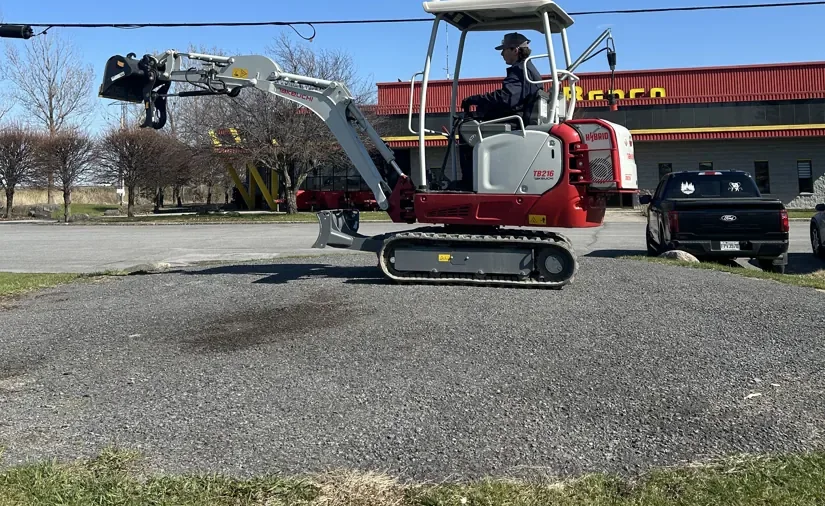 Mini-excavatrice Takeuchi TB216H en location chez Benco & Location Benoit